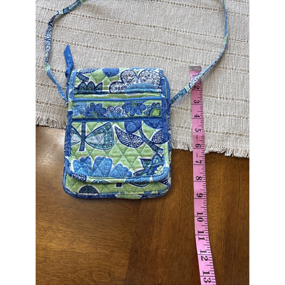 Vera Bradley Crossbody Bag. Doodle Daisy pattern. Great Condition! - Picture 4 of 9